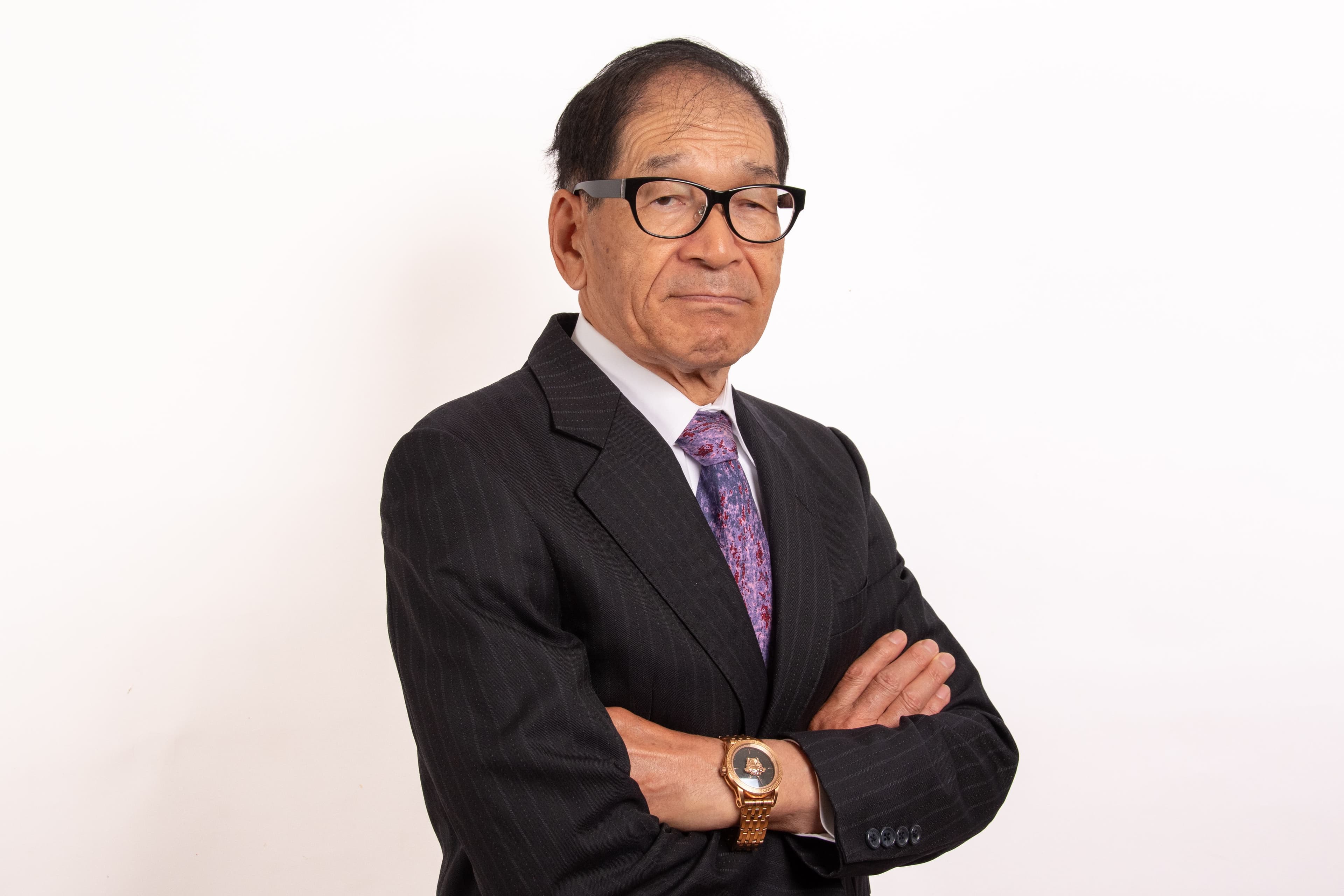 腕を組んで落ち着いた表情で相談に向き合う肥本