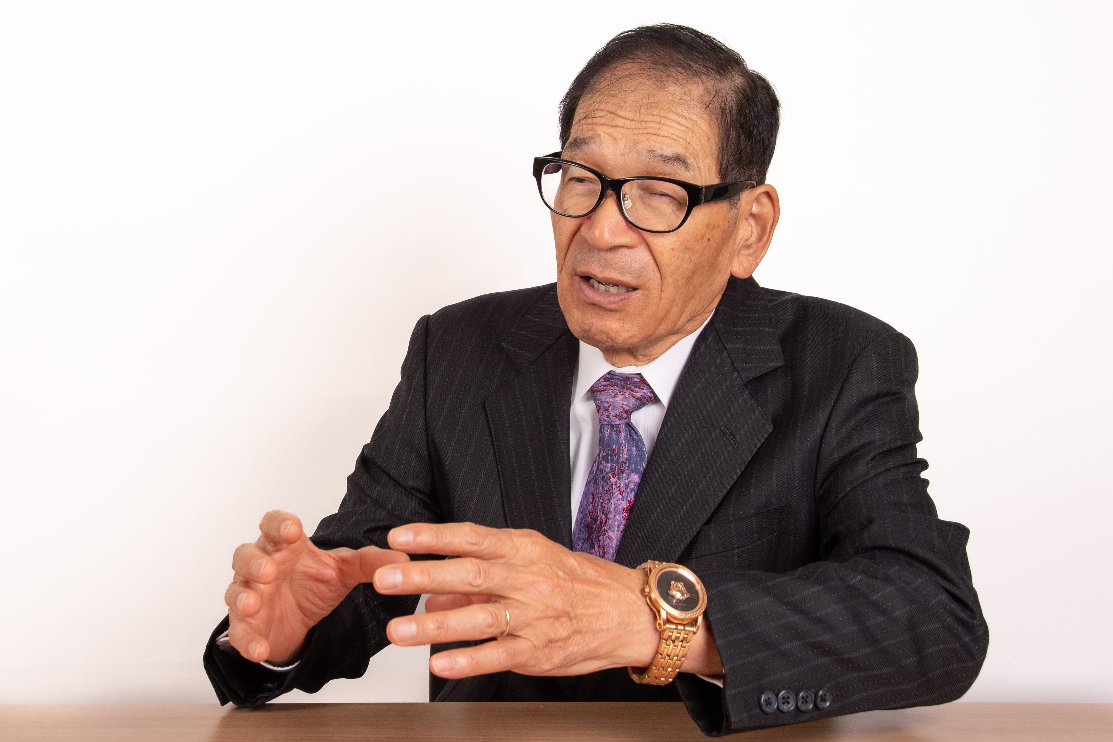 対話中に手を使いながら丁寧に説明する肥本