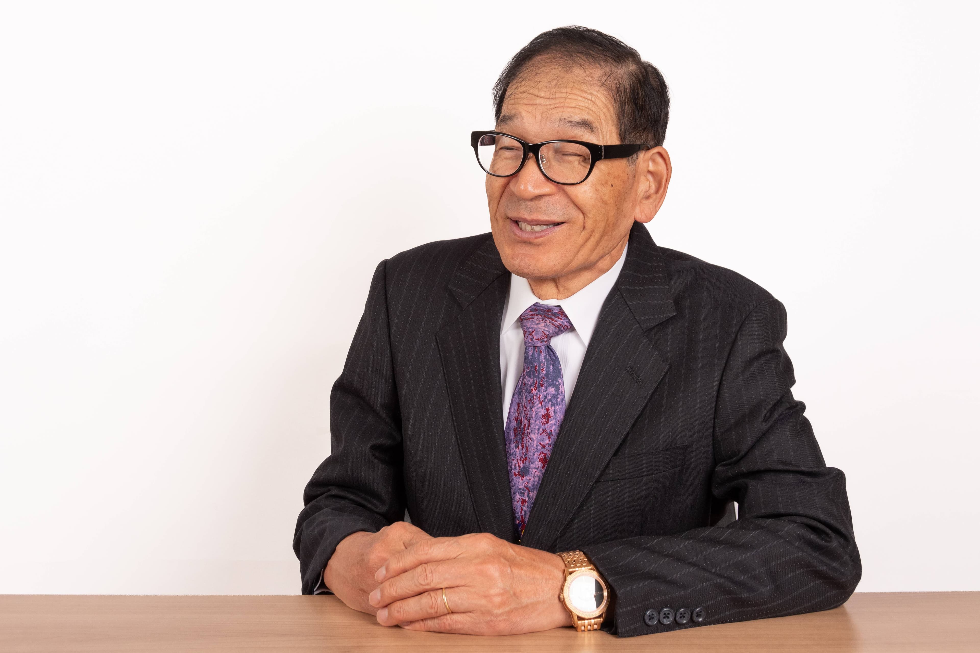 肥本(ひもと) - 穏やかな笑顔で机に向かう姿