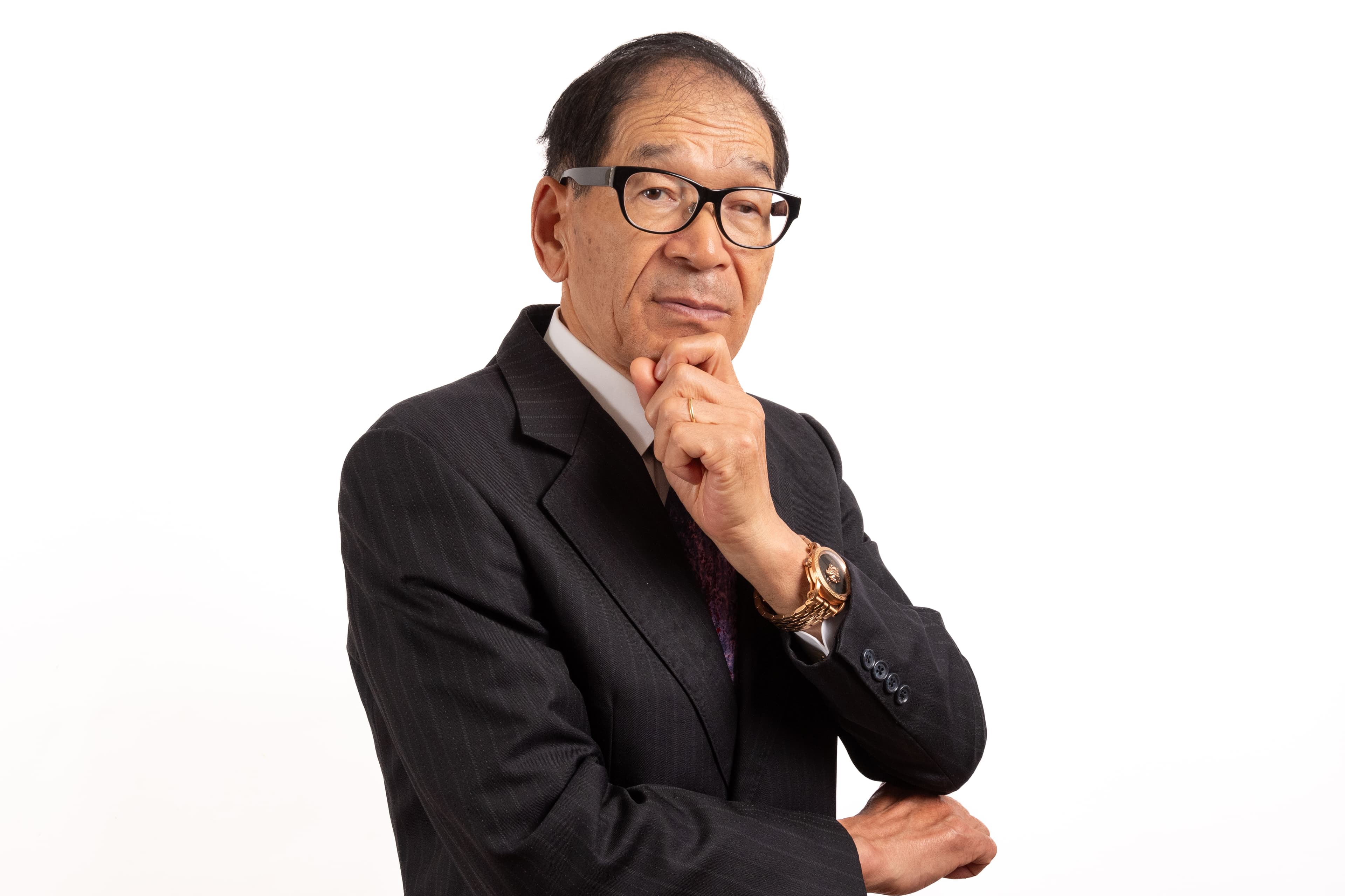 顎に手を当てて深く考える肥本の写真