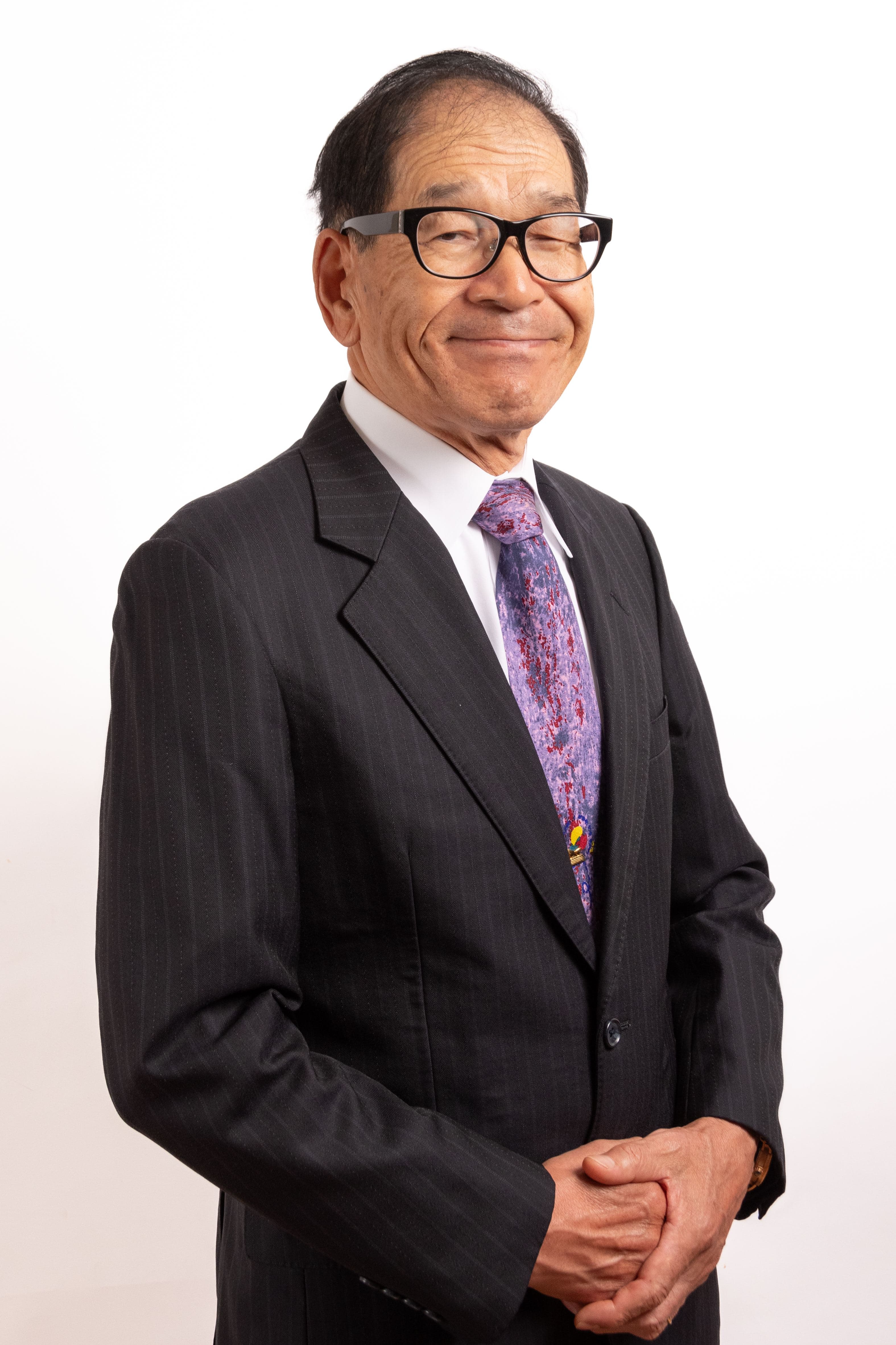 穏やかに微笑む肥本の立ち姿