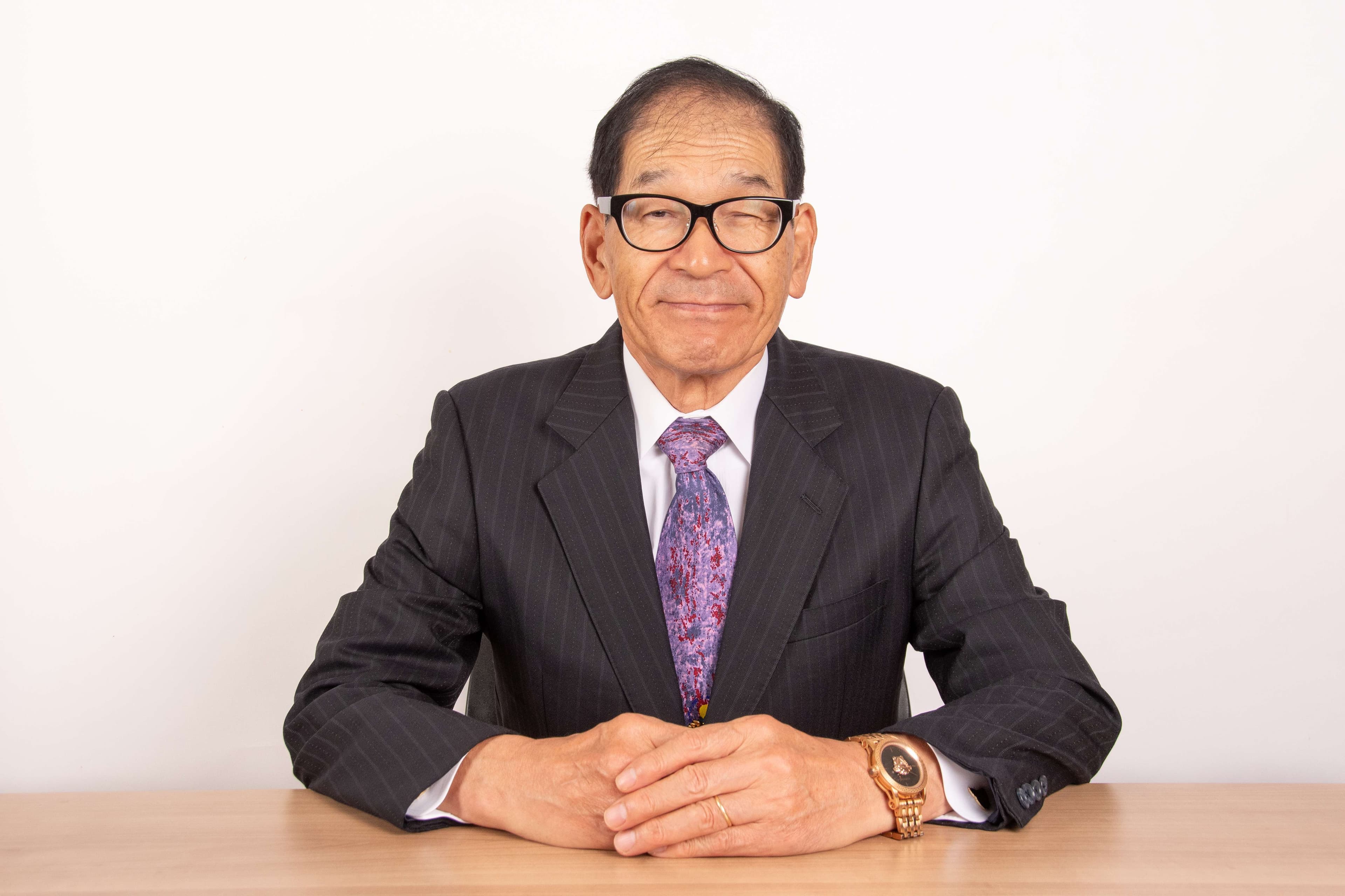 肥本(ひもと) - 穏やかな表情で机に向かう姿