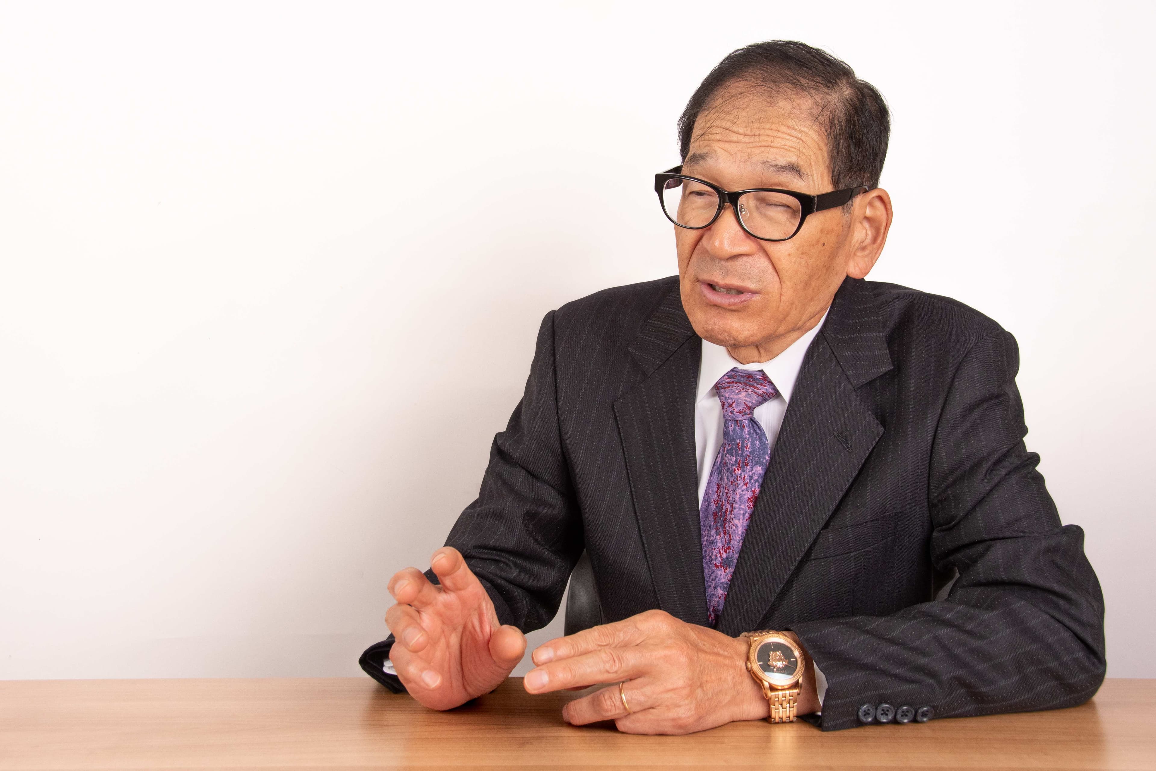 机に向かって丁寧に語りかける肥本の写真